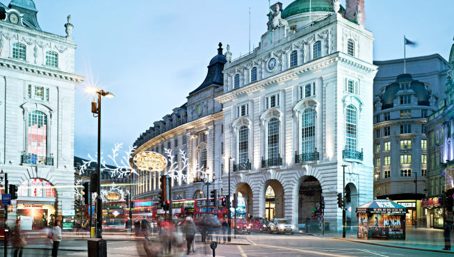 位于伦敦市中心的伦敦皇家凯馥酒店西接优雅高贵的梅菲尔区，东临极具创意活力四射的苏活区，安步当车即可尽享伦敦顶级购物、观光、戏剧艺术之旅的天时地利。