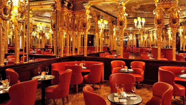 餐厅始建于1865年，按路易十四时期的原貌进行了精心修复，现已成为一个可享用香槟、鸡尾酒的美妙之地。