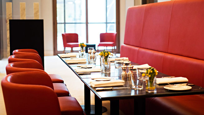 “Ten Room”餐厅欢迎游客和酒店的客人，全天可用餐。供应早餐，午餐，下午茶和晚餐，以及一个额外的菜单，可提供更多样的选择。