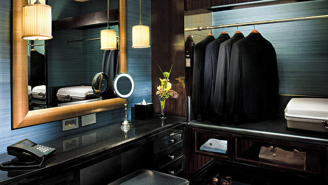 宽敞的衣帽间设施齐全，包括梳妆台和半岛传统的服务箱