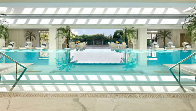 恒温泳池，可将壮丽闹市景观尽收眼底