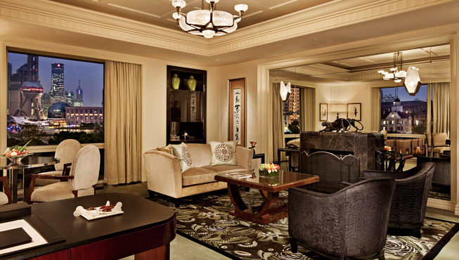 饰以悬垂帷幔的圆拱门大厅，优雅醉人