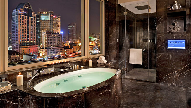 凝望黄浦江上船只穿梭，浦东摩天高楼气势慑人