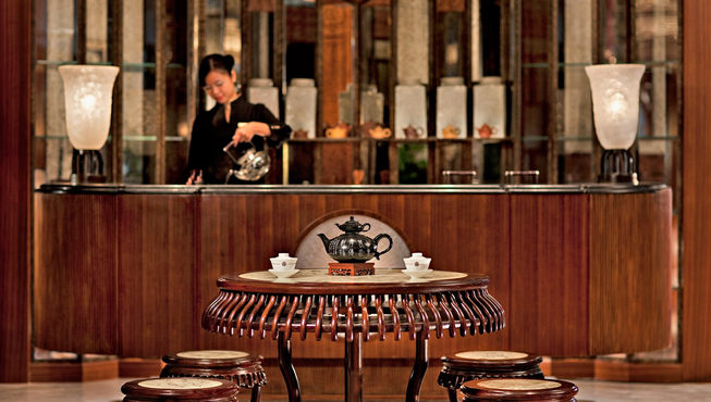 逸龙阁餐厅由名厨陶国检师傅主理，呈献其拿手广东名菜