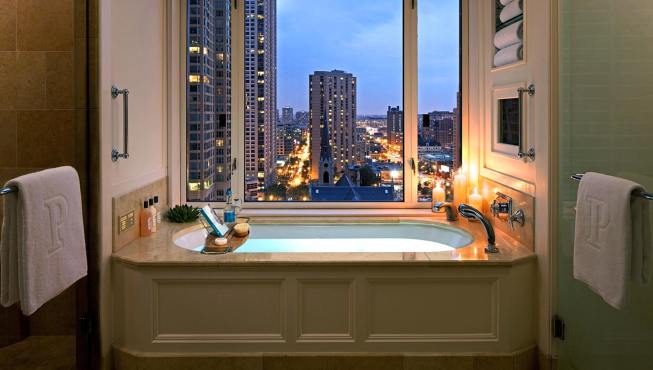 豪华舒适的浴缸，让您在沐浴的同时，享受芝加哥夜晚的绚烂灯火。