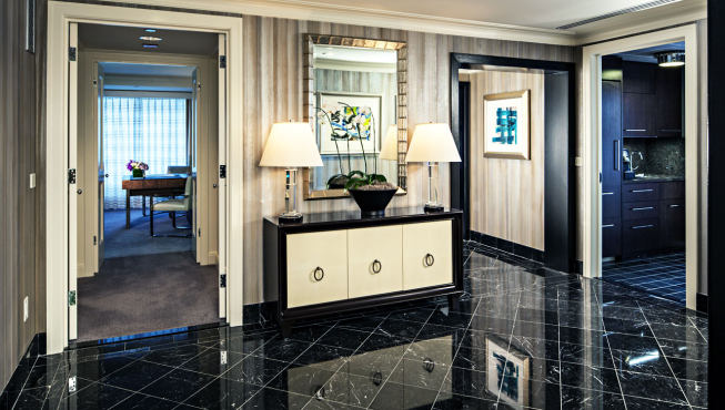 套间入口，大理石地板，木制家具，整体选取深蓝色作为基色，沉静安逸。