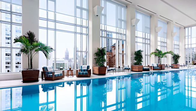室内泳池，拥有一半奥林匹克竞赛泳池的长度，玻璃外墙，可以看到芝加哥的壮美的城市景观。