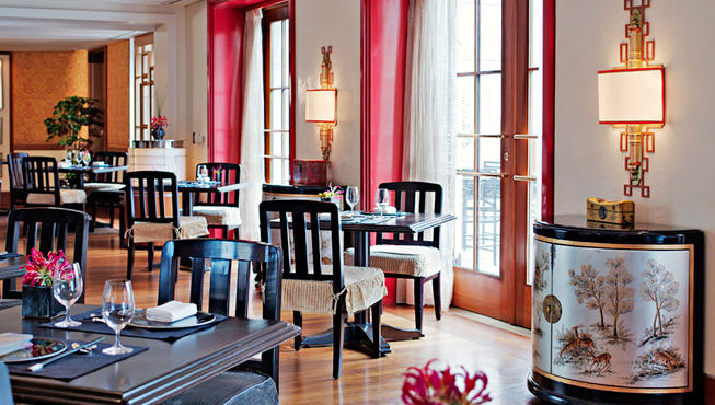 上海露台餐厅，以提供中式的上海菜及广东菜闻名。