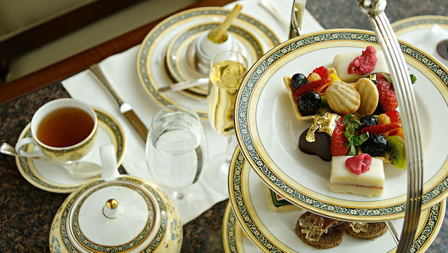 下午茶，精致的餐具和食品，是不是瞬间有了用餐的食欲。