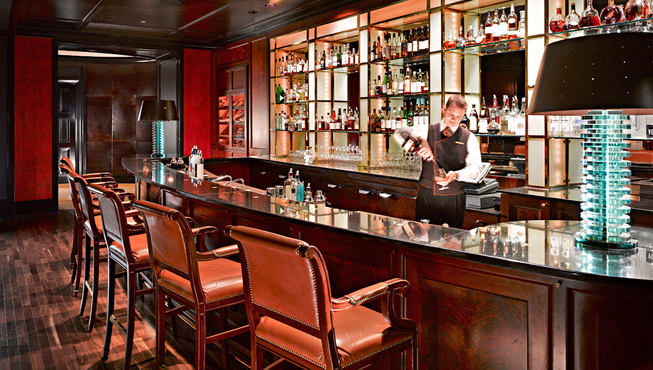 酒吧提供各式酒水和饮品选择，其中以收藏的马丁尼酒而闻名。