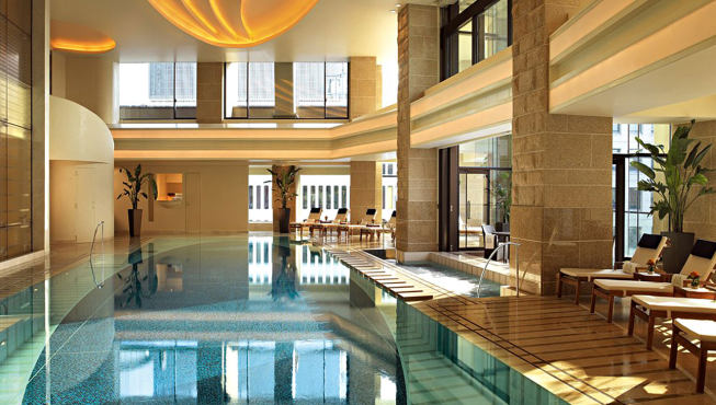 晶莹剔透的游泳池，让客人在宁静的环境中尽情畅泳