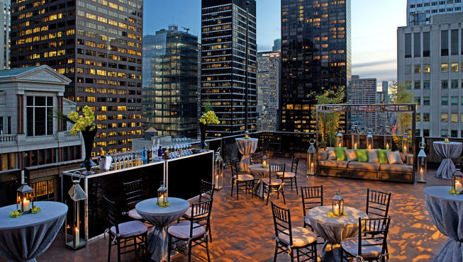 酒店位于位于曼哈顿中心的第五大道和第55街交叉口，地段优越。