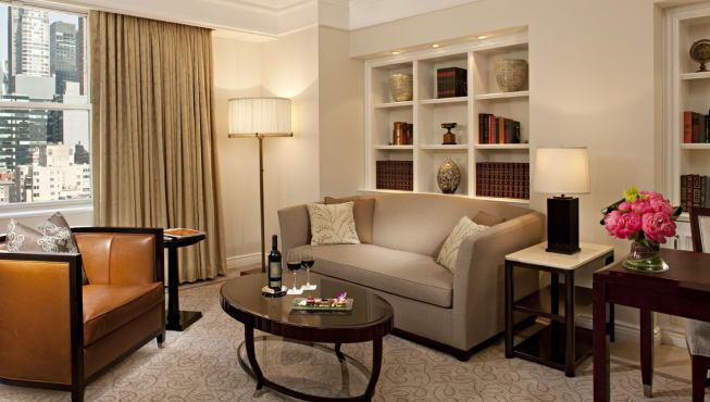 客房装饰奢华，以浅灰、灰褐和金色构成柔和的中性色调，将静谧与现代时尚融为一体。