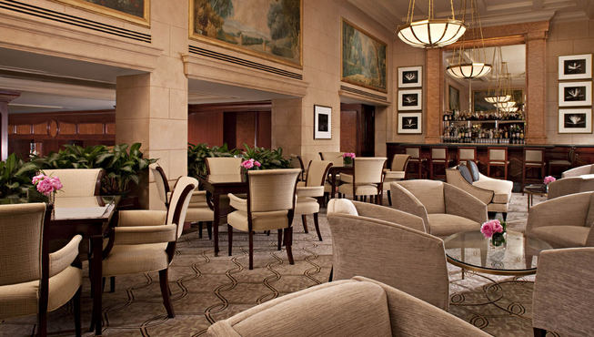 Gotham酒廊典雅别致、温馨怡人，是举办小型商务会议或私人聚会的理想之选。