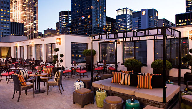 玲珑酒廊，拥第五大道绝美天际线景观，拥有两个户外露台及一间幽静的室内酒吧。