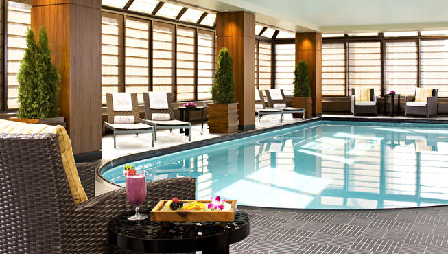 酒店的泳池清澈，布置整洁，还可供应一系列健康美味的半岛健康美食。