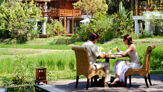 酒店的餐厅各具特色，多种美味佳肴令人垂涎欲滴，给您带来口味独特的美食体验。