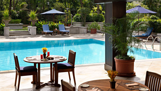 轻触马尼拉半岛酒店游泳池蔚蓝的池水，感受那一丝清凉