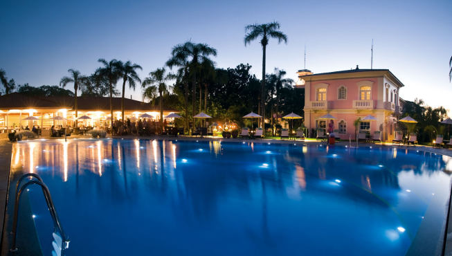 酒店泳池：在华丽的泳池边喝上一杯，或是下水游几圈，是你不可错过的体验。