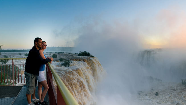 酒店风光：日落余晖下，瀑布穿流之上，这僻静的角落里，给我们最美的回忆。
