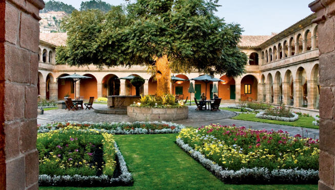 酒店庭院——庭院内的雪松已经有300年的历史，是古老与沧桑的印证。