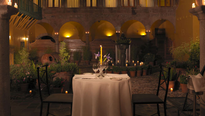 酒店餐厅——古老的石柱，浓烈的修道院风格遗珠，在这里用餐感受是不是不太一样？