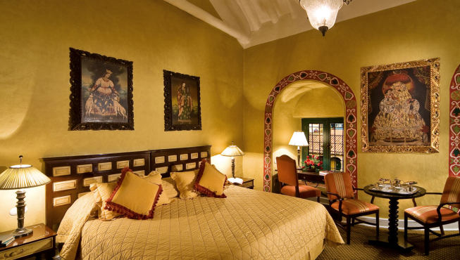 酒店客房——考究的布置，印加与西班牙风格的混搭。