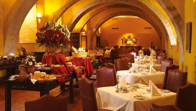 酒店餐厅——装潢考究，美食琳琅满目，令人食指大动。