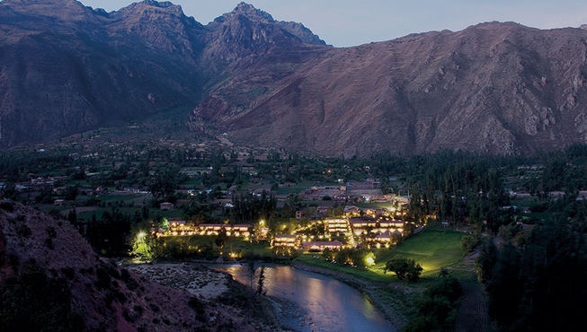 酒店外观——夜色中看去，仿佛灯火万家，热闹也寂静。