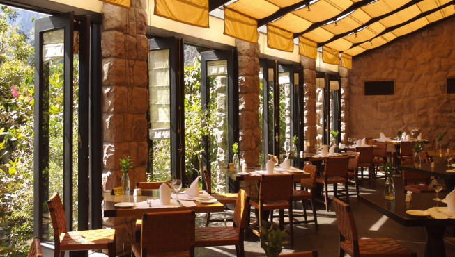 酒店餐厅——朝阳下用餐，绿树环绕，鸟语花香。