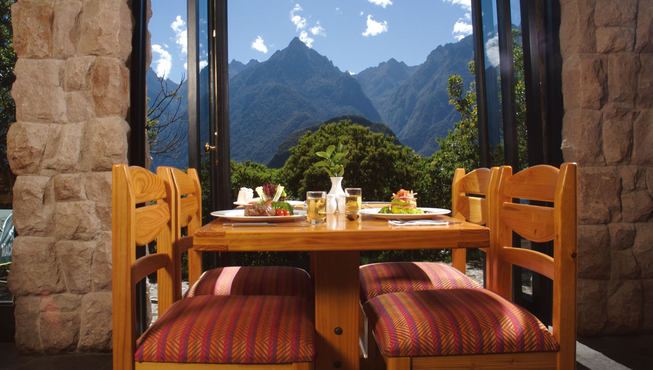 酒店餐厅——圣山、丛林环抱着我们，尽享大自然赐予的一切吧。