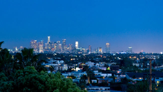 从私人屋顶俱乐部俯瞰洛杉矶全景——酒店的顶层私人会所是洛城最高档的私人会所之一，只允许酒店客人和会员出入。