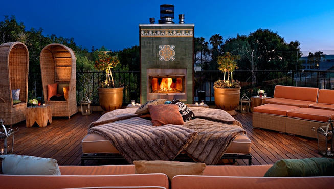 Firedeck——每周日的晚上，这里会定期放映电影；来宾们围坐在地毯上，在星空下一边享用鸡尾酒，一边吃着爆米花欣赏电影，真是惬意啊！