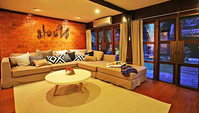 起居室的空间很大，适合您的集体活动