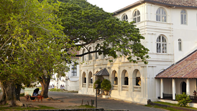 酒店坐落在斯里兰卡加勒城堡的古城墙内