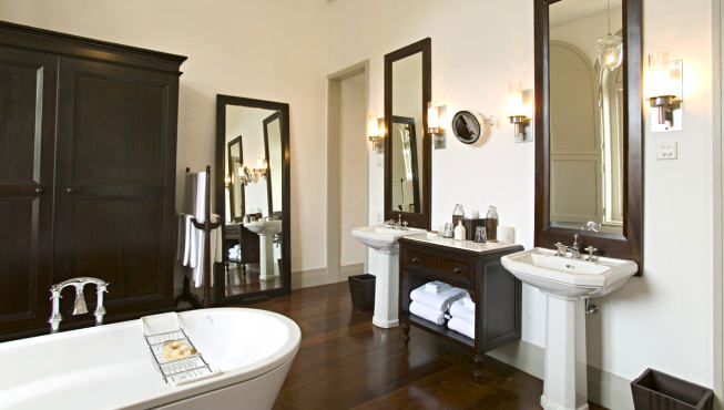 浴室内景，闪闪发光的柚木地板，为您的假期营造出舒适温馨的氛围