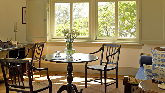 套房休息室，凭窗而立，可眺望花园景观、毗邻的Groote Kerk大教堂