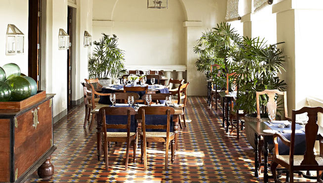 古色古香的桌椅、古董银器充满了怀旧气息，透露着岁月的痕迹