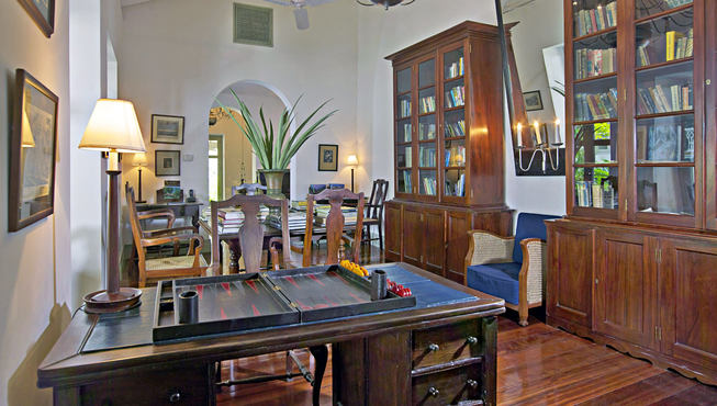 小型图书室收藏了一系列来自原酒店新东方旅馆档案室的珍贵纪念