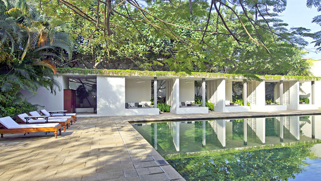 喝着沁心的饮品，听着轻柔的音乐，慢慢享受这美好的假期