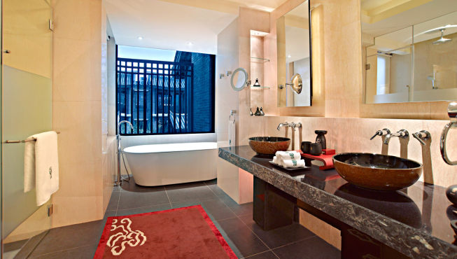 豪华的浴室，现代的设备融入传统的古典元素