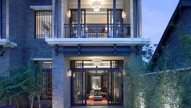 步穿过您的私人花园，进入具有中国传统庭院概念的两层楼居所