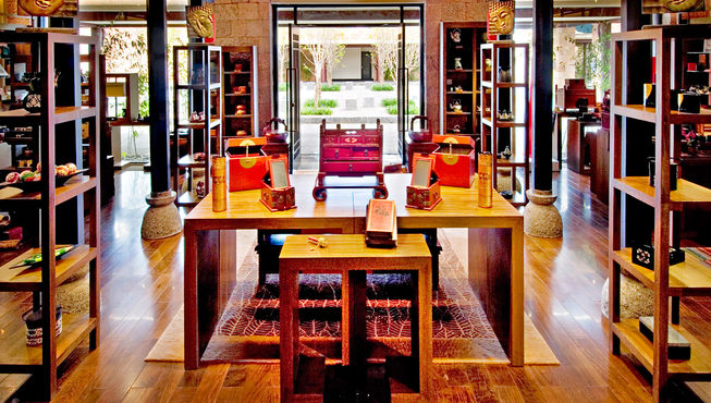 琳琅满目的悦榕阁，传统的手工艺品