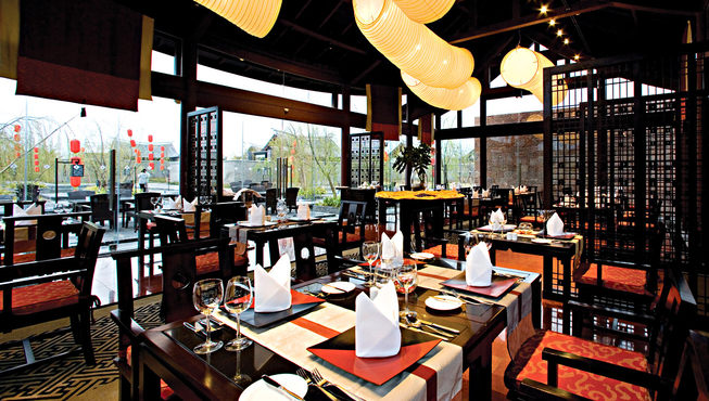 明月餐厅为客人提供各式本地及国际美食