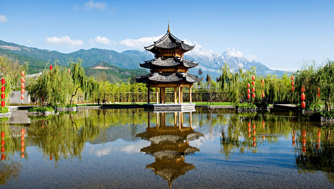 丽江悦榕庄位于海拔2000米的丽江古城，沉浸在玉龙雪山巍峨壮丽的美景中