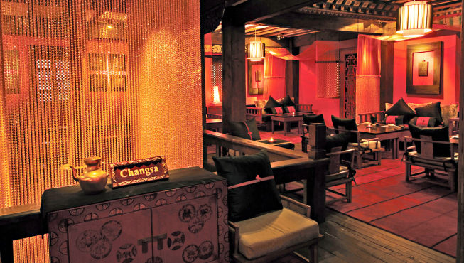 火锅和汽锅是云南的特色美食，而醉轩酒吧餐厅就是享用这两种美食的绝佳场所。