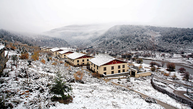 在这僻远的内地、富饶的传统、皑皑的雪山，和季节性气候的景致融为一体。宗教节日映照着四季的变更，丰收的庆祝仪式渊远流传，仁安、香格里拉，是文化和精神喜乐的底蕴宝藏。