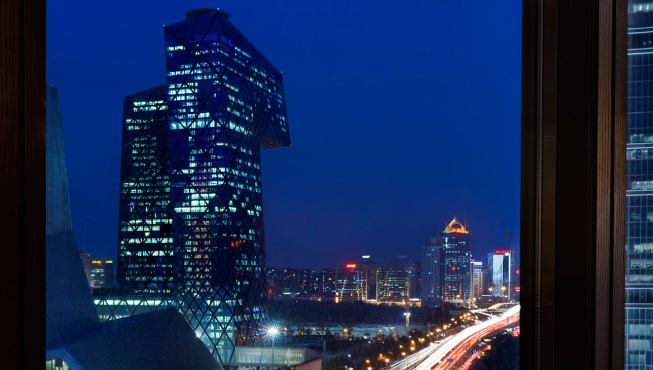 位于北京著名的朝阳区京广中心旁,中央电视台大楼对面