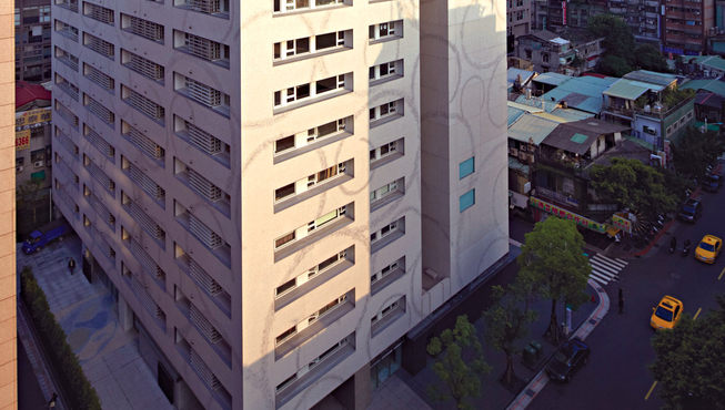 青木淳以纯净的天堂意念为住宅创造新想象，超过二百万片马赛克拼贴而成的外观，在阳光照射下闪烁梦幻般的云纹，映照着熙攘都市街景，显得既独特又融入周遭环境。