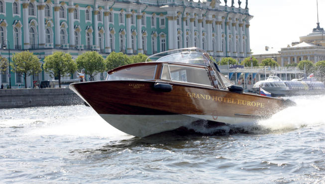 圣彼得堡运河——酒店带领我们，融入岸边古老的街巷与河面上粼粼的波光之中。